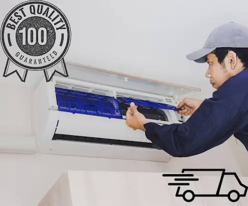 tecnico Fujitsu instalando aire acondicionado en casa